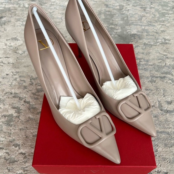New Valentino Garavani V-Logo Pumps - Picture 5 of 11